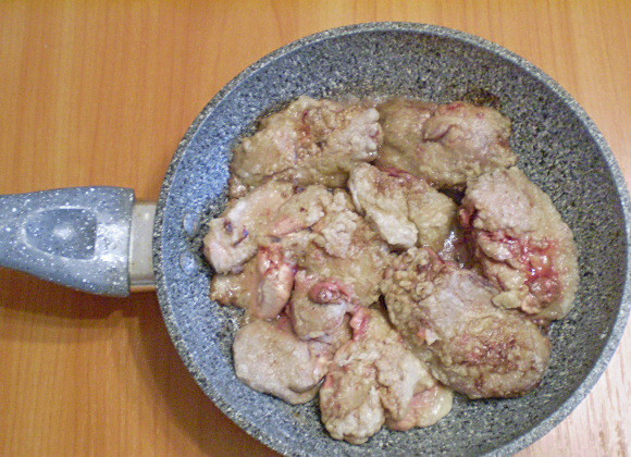 1. Этап. Печень, тушеная в сметане: 3. Обжариваем на сильном огне со всех сторон, чтобы кровь 