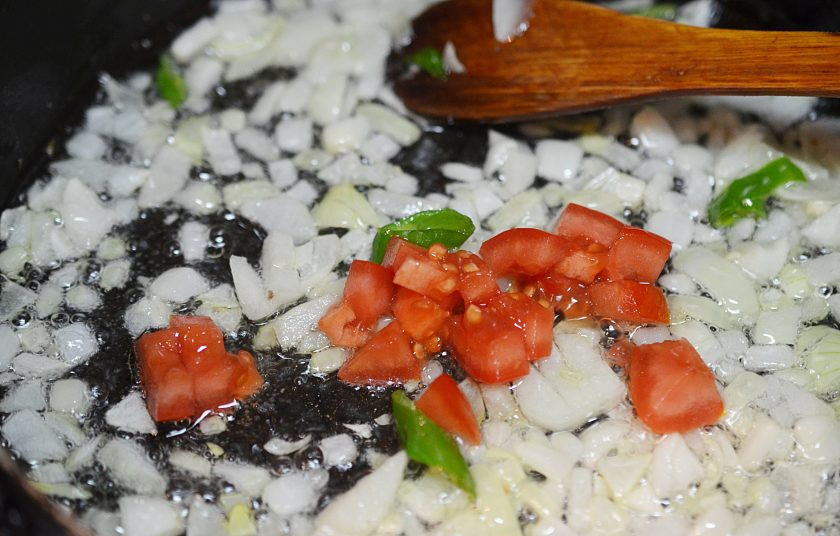 1. Этап. Кхау Пхат (жареный рис): Добавьте нарезанный помидор. Обжарьте!