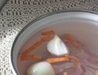 1. Этап. Суп на говяжьем бульоне: Нарубаем ребрышки и кладем их в кастрюлю. Заливаем водой. Добавляем лук морковь и солим.