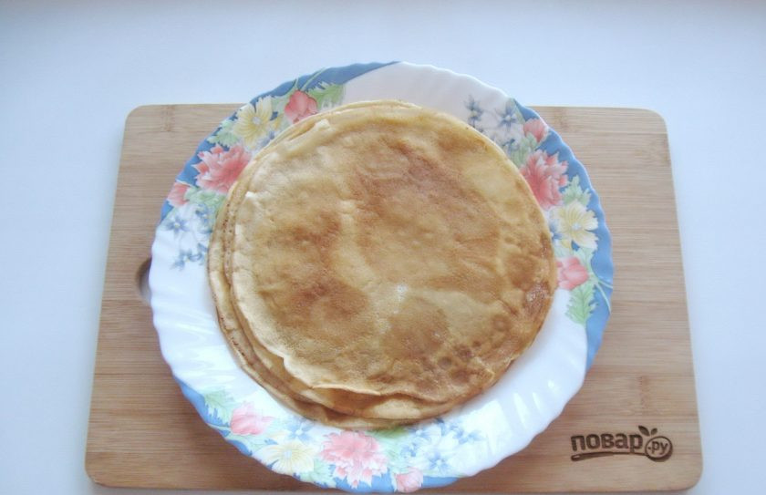 1. Этап. Блинная закуска Пеньки: Испеките 8-10 тонких блинчиков.