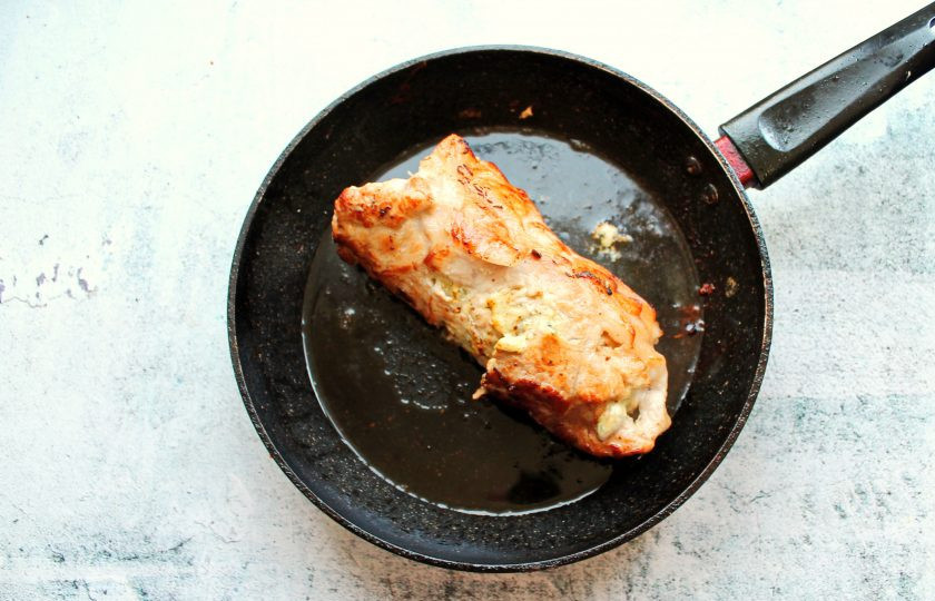 1. Этап. Свинина фаршированная маринованным перцем: В сковороде разогрейте растительное масло и обжарьте рулет со всех сторон до золотистой корочки.