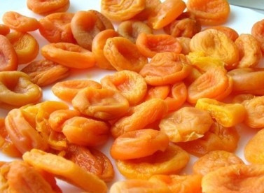 1. Этап. Торт на йогурте: Курагу замачиваем примерно на 1 час, затем обсушиваем бумажным полотенцем.