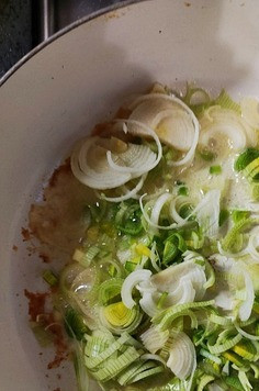 1. Этап. Печеночные котлеты с соусом 3 сыра: Лук-порей потушить в масле до мягкости.