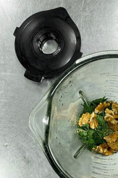 1. Этап. Соус Песто из петрушки: В чашу блендера закладываем все ингредиенты и пробиваем до однородной консистенции соуса.