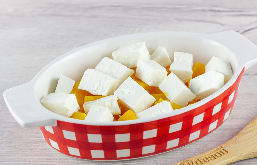 1. Этап. Запеченная тыква при похудении: Затем нарезанную кусочками брынзу.