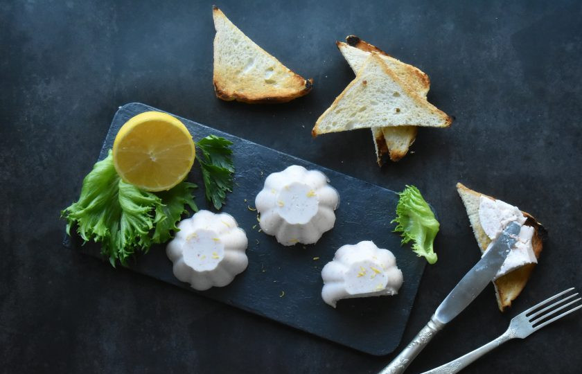 1. Этап. Суфле из креветок и крабовых палочек: После того как суфле стабилизируется, его можно переложить из формы на сервировочное блюдо или доску.