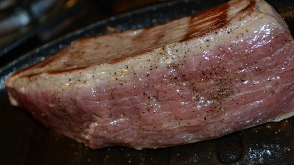 1. Этап. Говядина с розмарином: 1. Мясо разморозим, со всех сторон натираем специями и поливаем оливковым маслом. На сильном огне быстро обжарим со всех сторон - не до готовности, но чтобы получилась корочка.