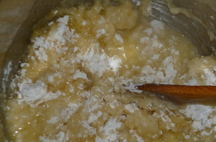 1. Этап. Карпатка: 1. Воду и масло доводим до кипения на низком огне, снимем с огня и добавим муку. Вымешаем, чтобы не было комков. Оставим немного остыть.