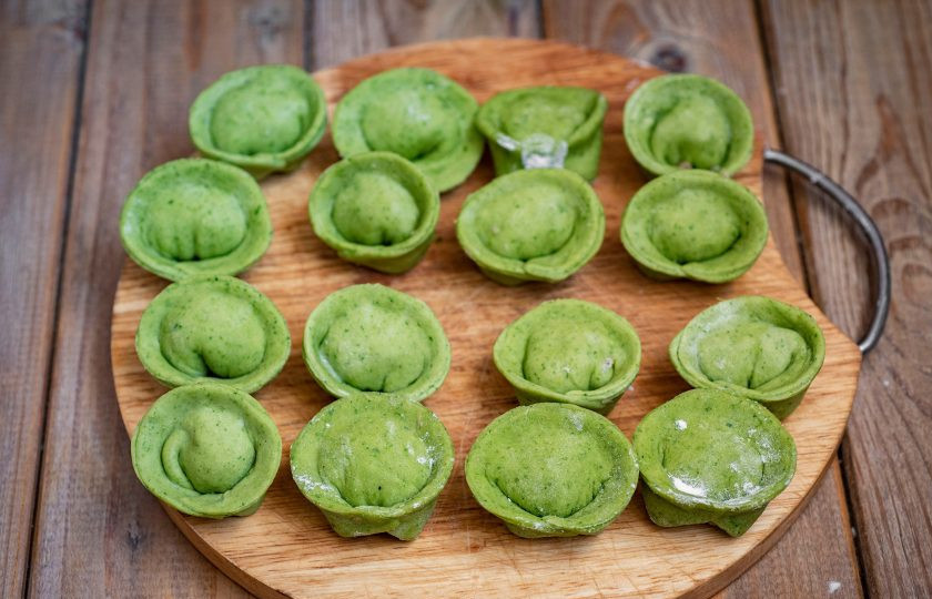 1. Этап. Зелёные пельмени со шпинатом: Сформируйте заготовки пельменей, как на фото.