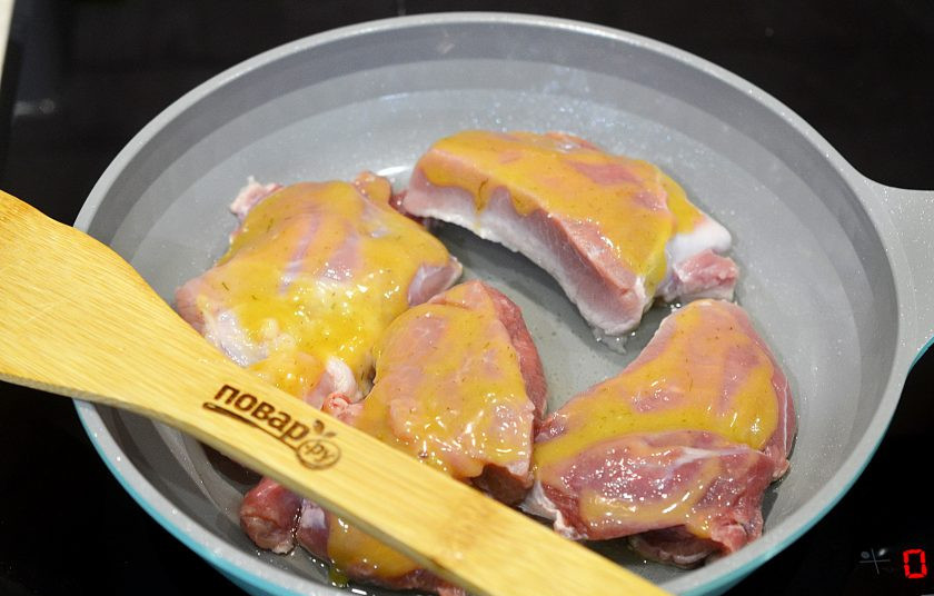 1. Этап. Свинина с медом и горчицей: 6. Половину соуса оставьте для подачи. Другой половиной соуса полейте отбивные и тушите на сковороде около 30 минут.