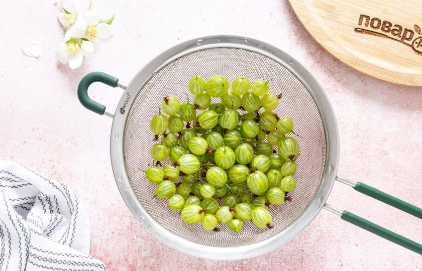 1. Этап. Квас из крыжовника: Крыжовник промойте, хорошо переберите. Оставьте только целые ягоды без веточек и мусора.