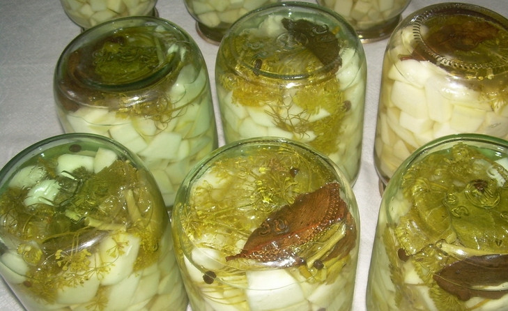 1. Этап. Патиссоны, консервированные кусочками: Вливаем в каждую баночку (1 л) 40 грамм уксуса. Кипятим маринад (вода, сахар и соль). Заливаем кипящим маринадом патиссоны, закатываем банки. Переворачиваем до полного остывания, укутав в одеяло.