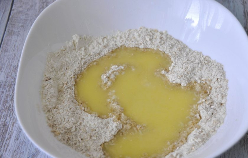 1. Этап. Печенье Анзак: В сухую смесь влейте воду и масло с медом.