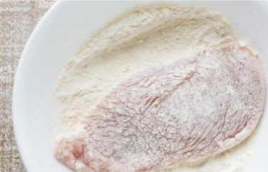 1. Этап. Ленивые Котлеты по-киевски: Обваляйте каждый кусочек в муке.