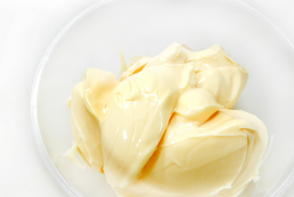 1. Этап. Соус с икрой для запеченных роллов: В емкость для соуса выкладываем майонез.