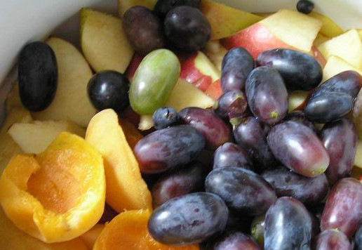 1. Этап. Кисель из яблок и винограда: Яблоки нарежьте кусочками, выложите в кастрюлю, добавьте абрикосы без косточек, разломленные пополам, и виноград, оторванный от веточки.