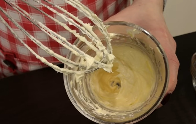 1. Этап. Шоколадный торт Захер: 3. Сливочное масло заранее достаньте из холодильника, используйте размягченное. Переложите масло в мерный стакан или любую другую емкость и взбейте, затем добавьте сахарную пудру и взбивайте около 2 минут.