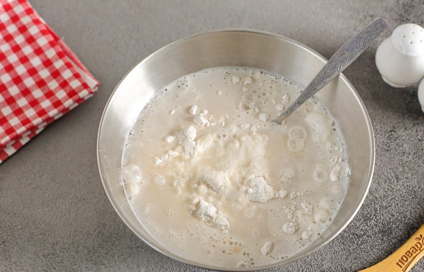 1. Этап. Восточная пицца: Влейте дрожжевую смесь.