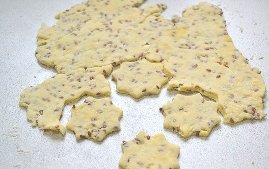 1. Этап. Крекеры с семенами льна: 6. Разрежьте на небольшие квадраты или вырежьте с помощью выемок.