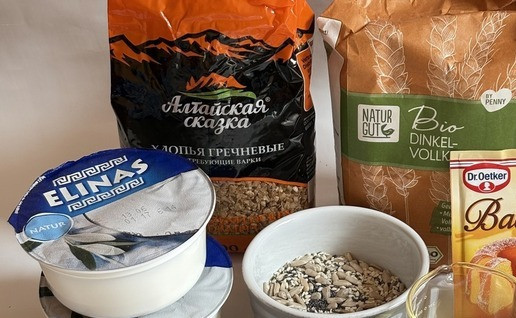 1. Этап. Гречневые уголки: Приготовить ингредиенты. Семечки можно взять любые, я взяла по 15 грамм подсолнечные и кунжут, и 10 грамм мака. Эти булочки я готовила уже и с мягким творогом (250 грамм), муки ушло 100 грамм.