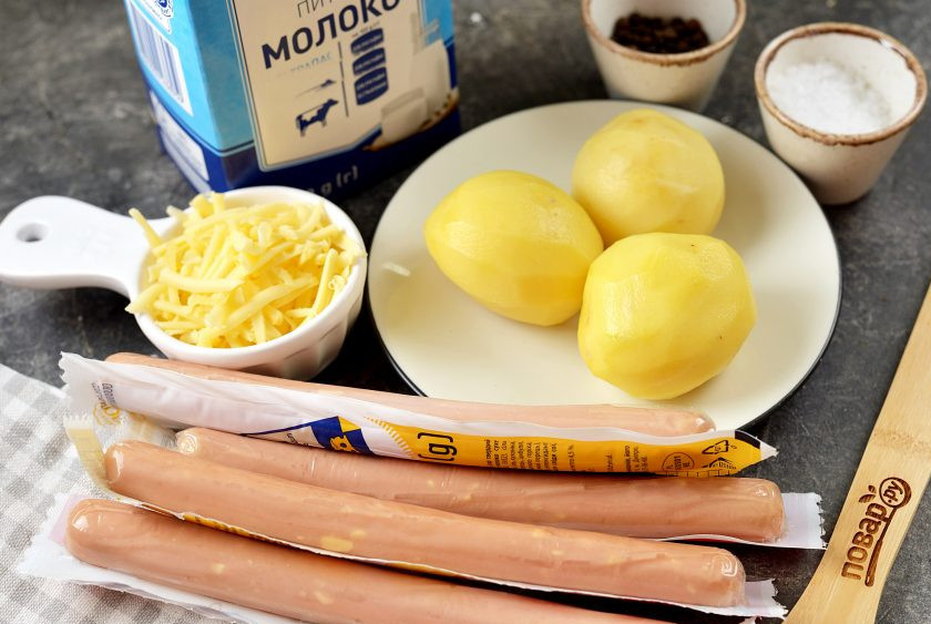 1. Этап. Звезды из сосисок и картофельного пюре: Подготовьте все необходимые ингредиенты. Картофель почистите и помойте.