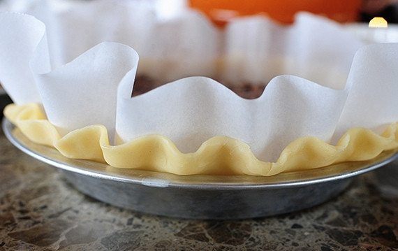 1. Этап. Французский шелковый пирог: 1. Испеките готовую тарталетку в течение 7 минут при температуре 200 градусов.