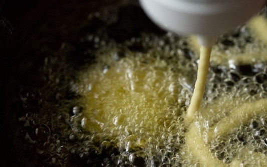 1. Этап. Джалеби индийские: 12. В разогретое масло наливайте тесто небольшими спиральками.