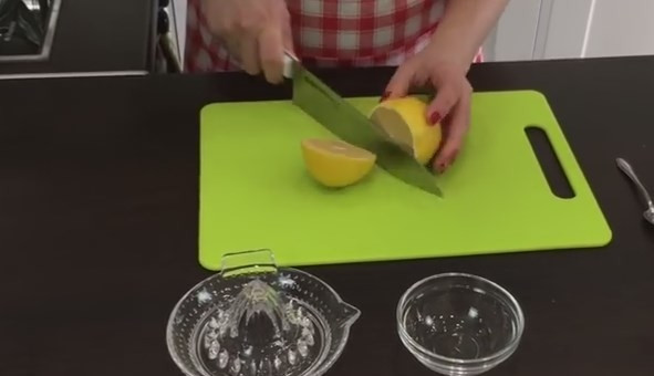 1. Этап. Сыр Филадельфия (легкий и вкусный рецепт): 4. Перед тем, как вводить лимонный сок, попробуйте сырную массу на соль. Лимонного сока нужно совсем чуть-чуть, половина чайной ложки.