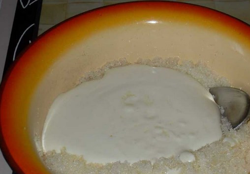 1. Этап. Торт на 30 лет: К сахару и маслу добавить сметану и соду, перемешать.