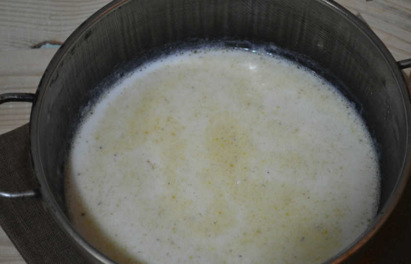 1. Этап. Рыба, запеченная под молочным соусом: Добавьте молоко и, время от времени помешивая, варите до загустения.