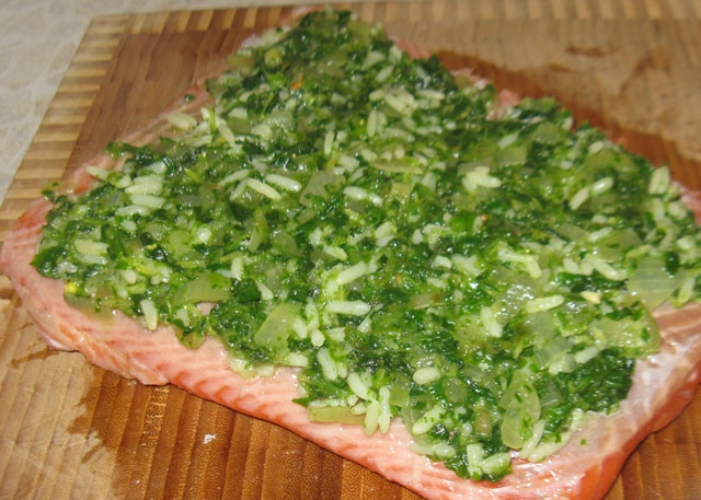 1. Этап. Фаршированный рулет из семги с рисом и шпинатом: На подготовленное рыбное филе равномерным слоем выкладываем шпинатную массу.