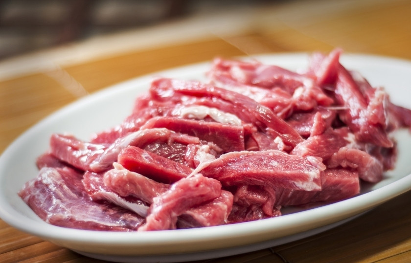 1. Этап. Говядина в медовом соусе: Помойте и нарежьте говядину тонкими кусочками.