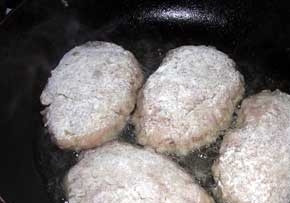 1. Этап. Котлеты из куриных желудков: 6. Разогреваем на сковороде растительное масло. В раскаленное масло выкладываем котлетки и обжариваем с обеих сторон до образования поджаристой корочки. Затем заливаем водой примерно до половины котлет и тушим под крышкой 10-15 минут.