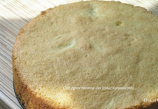 1. Этап. Торт Малиновая роскошь: Выпекайте бисквит в разогретой духовке 15-18 минут до готовности (проверить можно деревянной шпажкой - она должна остаться сухой).