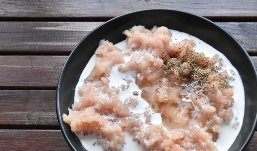 1. Этап. Страсбурский пирог: Для рулета подготовьте начинку 1. Перекрутите филе грудки индейки на мясорубке с мелкой решеткой. В подготовленный фарш добавьте соль, перец, вино, яичный белок, сливки и хорошо вымесите фарш руками.