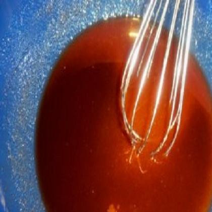 1. Этап. Пирог постный с изюмом: 2. В другой посуде растереть сахар с корицей. Добавить растительное масло и хорошо перемешать. Изюм промыть, высушить и перебрать от мусора и веточек. Добавить сюда готовый изюм.