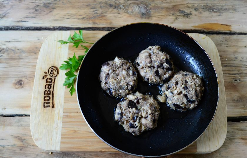 1. Этап. Котлеты из баклажанов с грибами: Сформируйте котлетки и обжарьте в растительном масле до золотистого цвета. Готовьте на медленном огне, чтобы котлетки успели приготовиться и внутри.