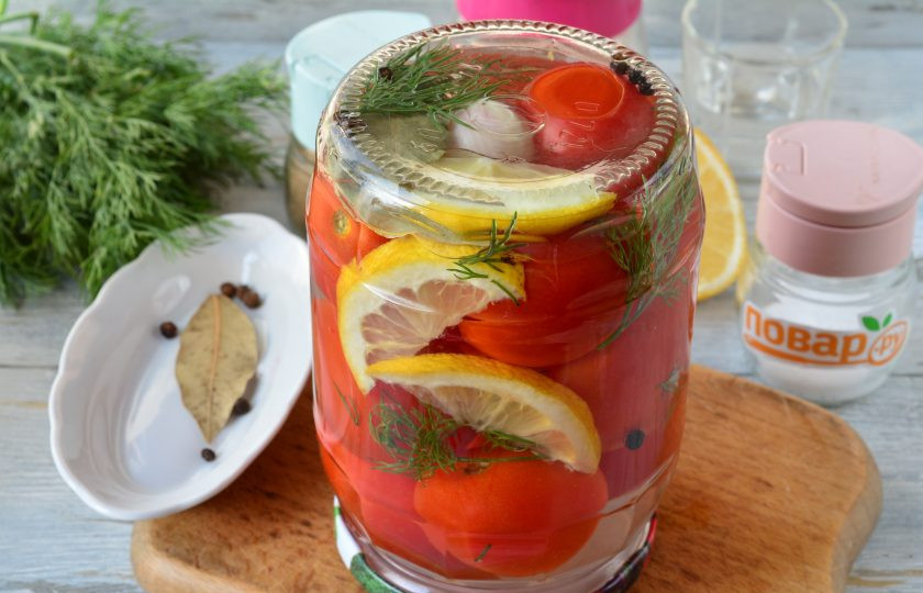 1. Этап. Маринованные помидоры с лимоном на зиму: Залейте помидоры горячим маринадом, и сразу закатайте банки крышками. Утеплите и оставьте на 5 часов остывать.