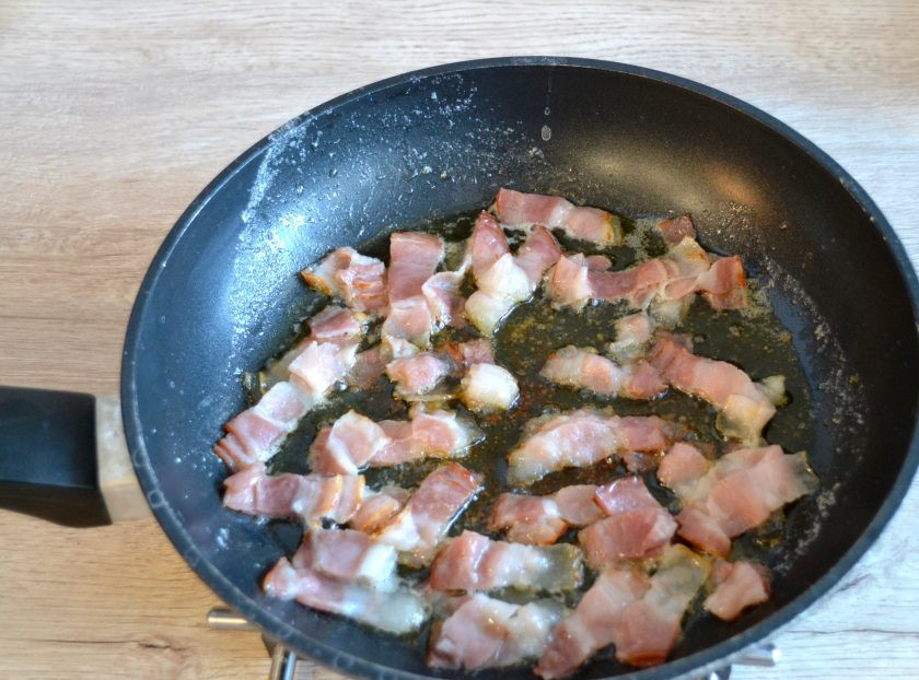 1. Этап. Классическая итальянская паста: Добавьте бекон и обжарьте до прозрачности. Если вода закипела, закиньте пасту. Доведите пасту до кипения, и сразу отключите, чтобы не переварить.