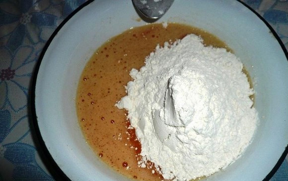 1. Этап. Кекс тыквенный с шоколадом: К смеси добавьте муку.