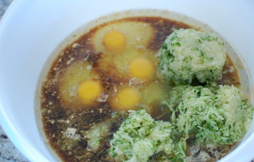 1. Этап. Шоколадный пирог с кабачком: 3. В отдельной миске смешайте тертый кабачок, яйца, растительное масло и крепкий кофе.