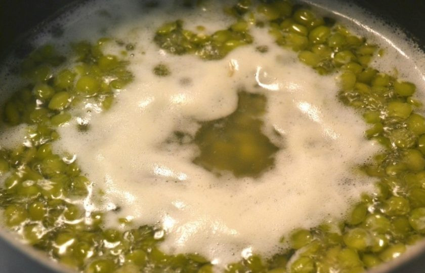 1. Этап. Очень простой гороховый суп: 3. Отправьте кастрюлю на огонь, варите горох на слабом огне в течение 40 минут, периодически убирайте пену.