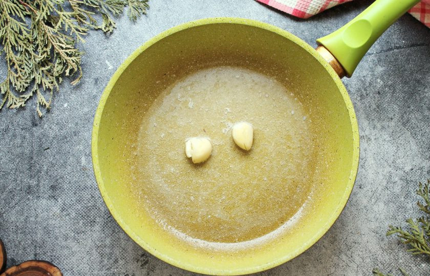 1. Этап. Паста с фаршем и белыми грибами: Чеснок очистите и плоской стороной ножа не сильно раздавите. В сковороду выложите сливочное масло и растопите на среднем огне. Выложите в сковороду чеснок, обжаривайте в течение одной минуты и извлеките.