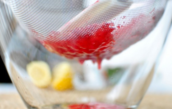 1. Этап. Малиновый джем: 3. Перетрите ягоды порциями.