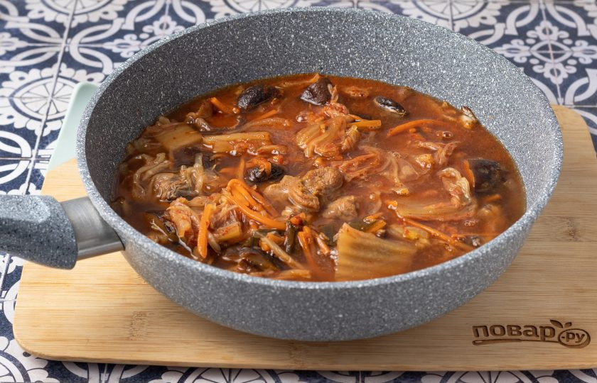 1. Этап. Морская капуста сушеная с кимчи: Влейте грибной бульон, добавьте мисо пасту. Доведите до кипения и варите, пока мисо паста полностью не растворится. После добавьте яблочный уксус и мед. Все перемешайте.