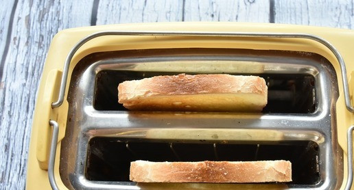 1. Этап. Тосты для друзей на хэллоуин: Хлеб подсушите в тостере до подрумянивания. Тонкие пластинки сыра нарежьте на полосочки, толщиной до 1 см, разной длины. Маслины разрежьте пополам.