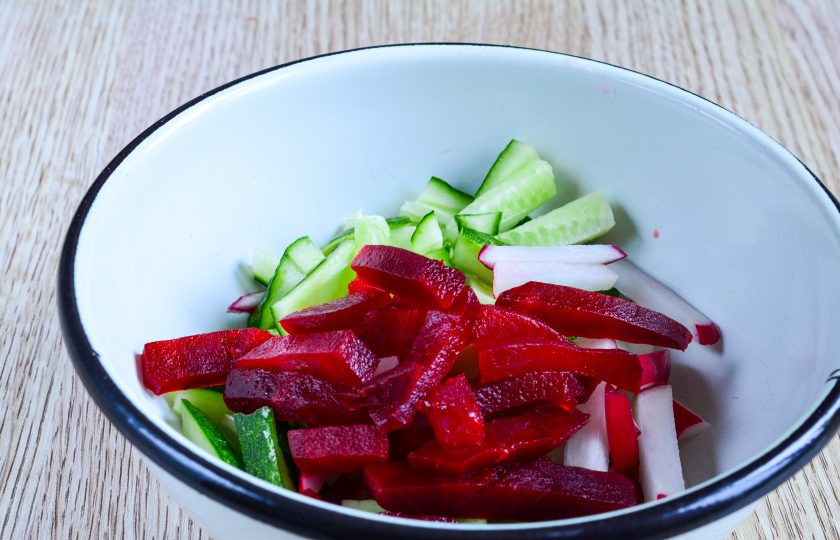 1. Этап. Салат из свеклы и редиса: Соедините в миске редис, огурцы и свеклу.