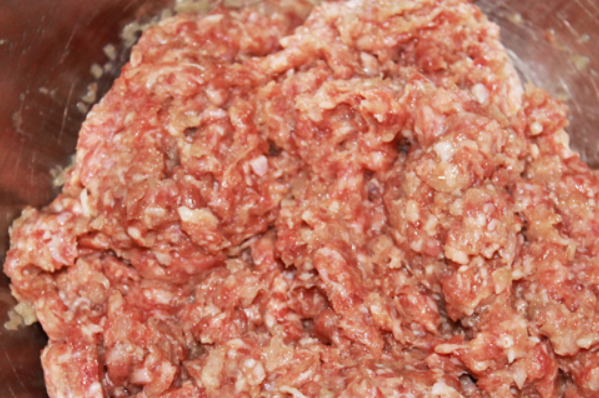 1. Этап. Фрикадельки под соусом: Перемешайте до однородной массы.