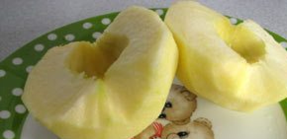 1. Этап. Пюре из яблок для грудничка: Сначала яблоко необходимо ошпарить кипятком и очистить от шкурки и семян.