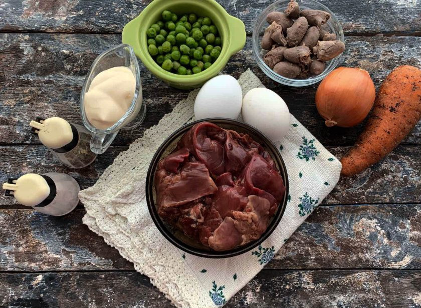 1. Этап. Салат с куриными сердечками и печенью: Подготовьте все необходимые ингредиенты. Куриные сердечки предварительно отварите до готовности. Яйца врите 7-8 минут в подсоленной воде.